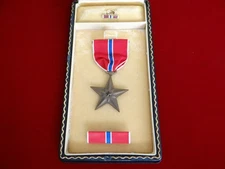 WWII Bronze Star Medal & Ribbon Bar, Complete Set In Original Presentation Case