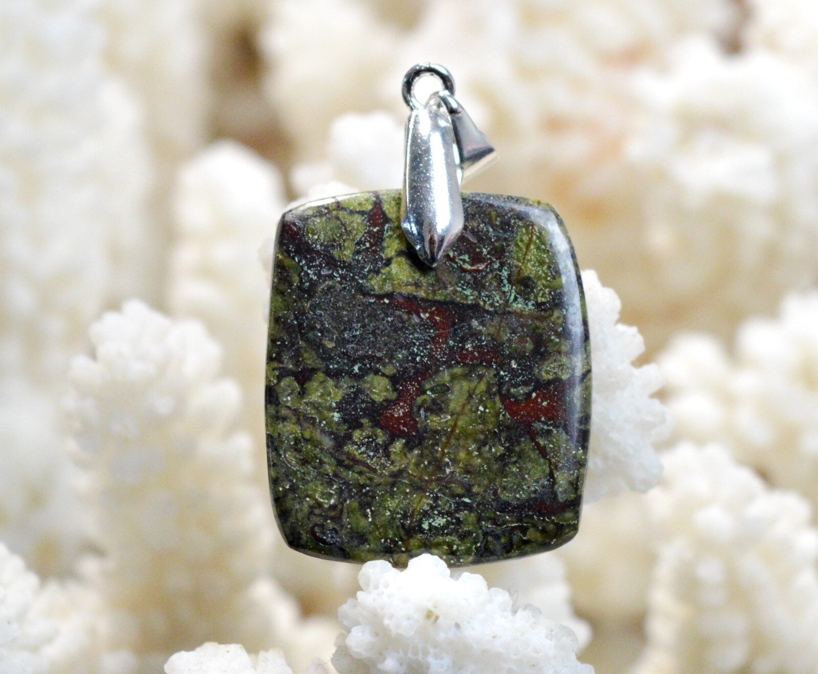 Pendentif jaspe sang de dragon 23 carats en cabochon de pierre naturelle d'Australie