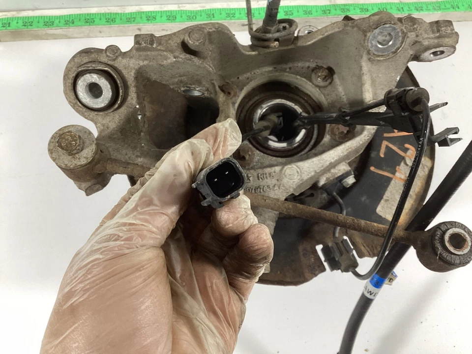 2011-2014 Dodge Charger Rear Right Spindle Knuckle Wheel Hub 68079760AA OEM. - Image 3 of 4