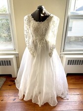 Vintage Women  s Early 1980s Wedding Gown With Veil Size 2-4