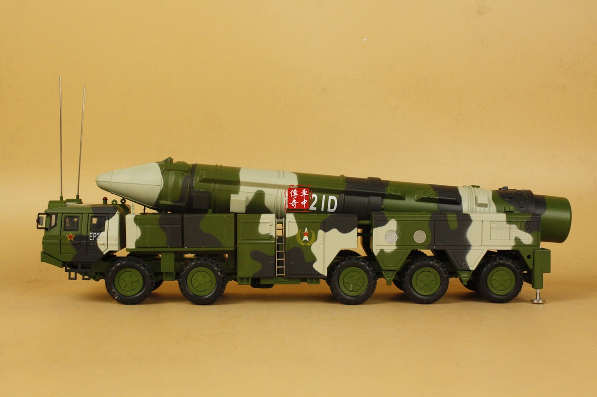 トランペッター DF-21 弾道ミサイルランチャー 1:35 トランペッター DF-21 弾道ミサイルランチャー 1:35 Amazon.com