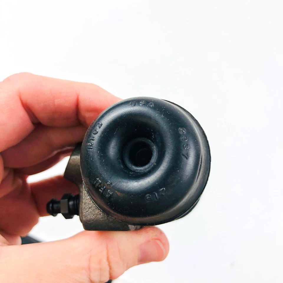 Crown 8126714 Wheel Cylinder RH for 1976-89 Jeep CJ7 Rear USA Made Foto 4 de 4