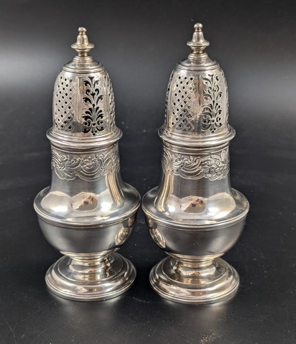 Coppia di zuccheriere a forma di vaso Giorgio II in argento sterling Charles Alchorne 1737 - Foto 10 di 23