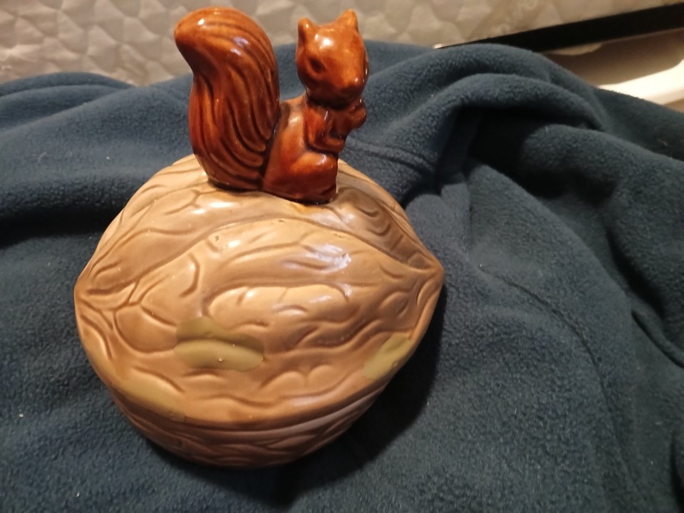 VINTAGE SQUIRREL & WALNUT CERAMIC CONTAINER CANISTER BOWL 7 X 8 GREAT ...