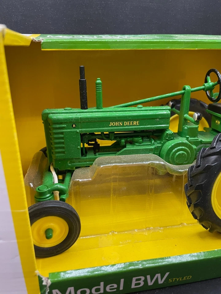 Ertl Tomy JOHN DEERE 1947 Model BW Styled Tractor 1/16 Diecast B New! - Image 2 of 4