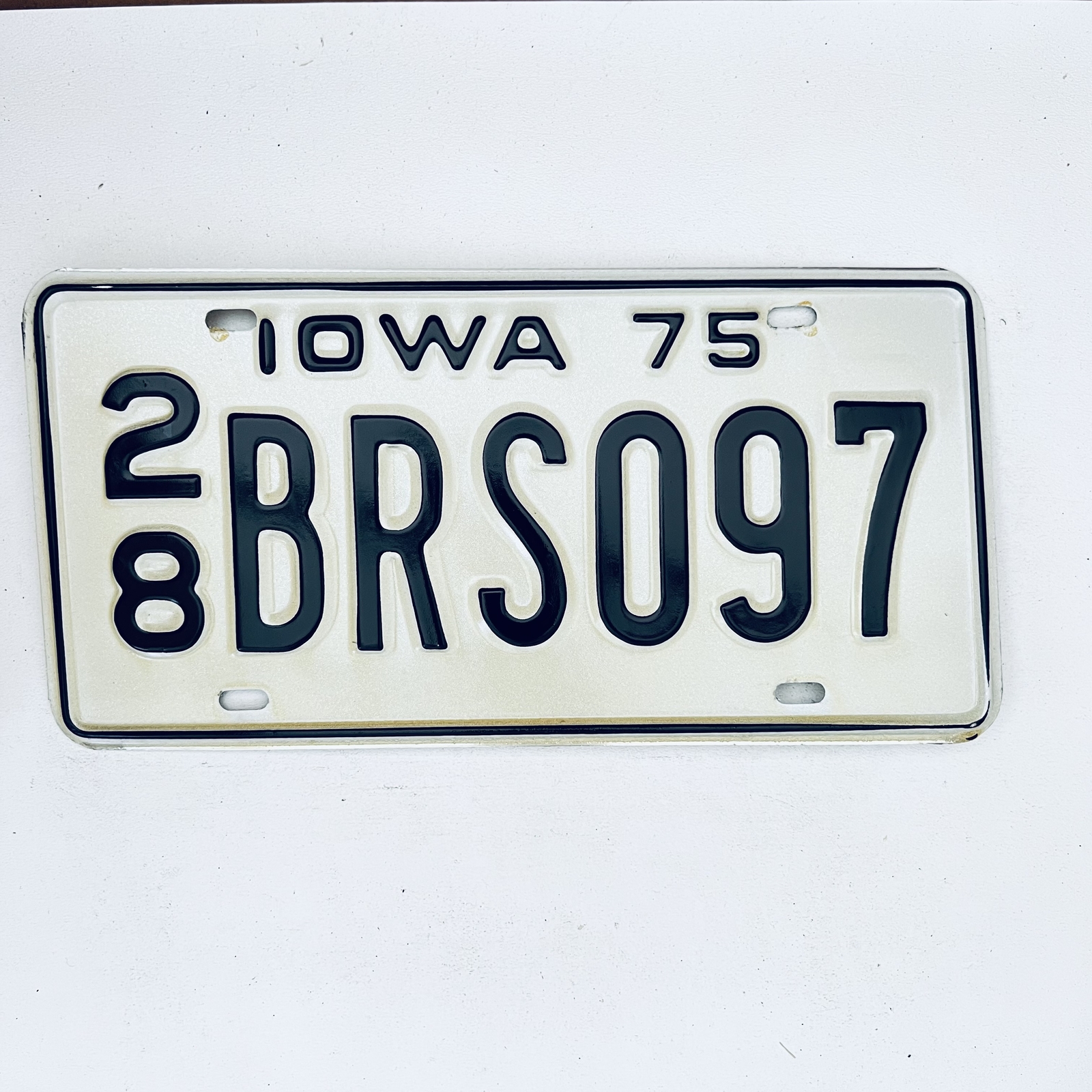 1975 United States Iowa Delaware County Passenger License Plate 28