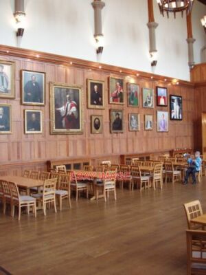 FOTO GROSSE HALLE QUEEN'S UNIVERSITY BELFAST MIT PORTAITS NEUESTE PORTRÄTS