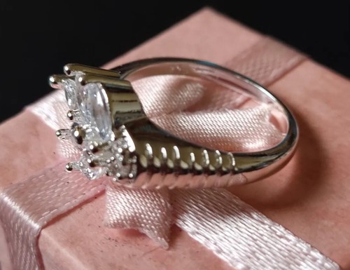 925 STERLING SILVER FILLED RING WITH CLEAR CZ'S RING & FREE GIFTBOX SIZE 8/N - Picture 6 of 8