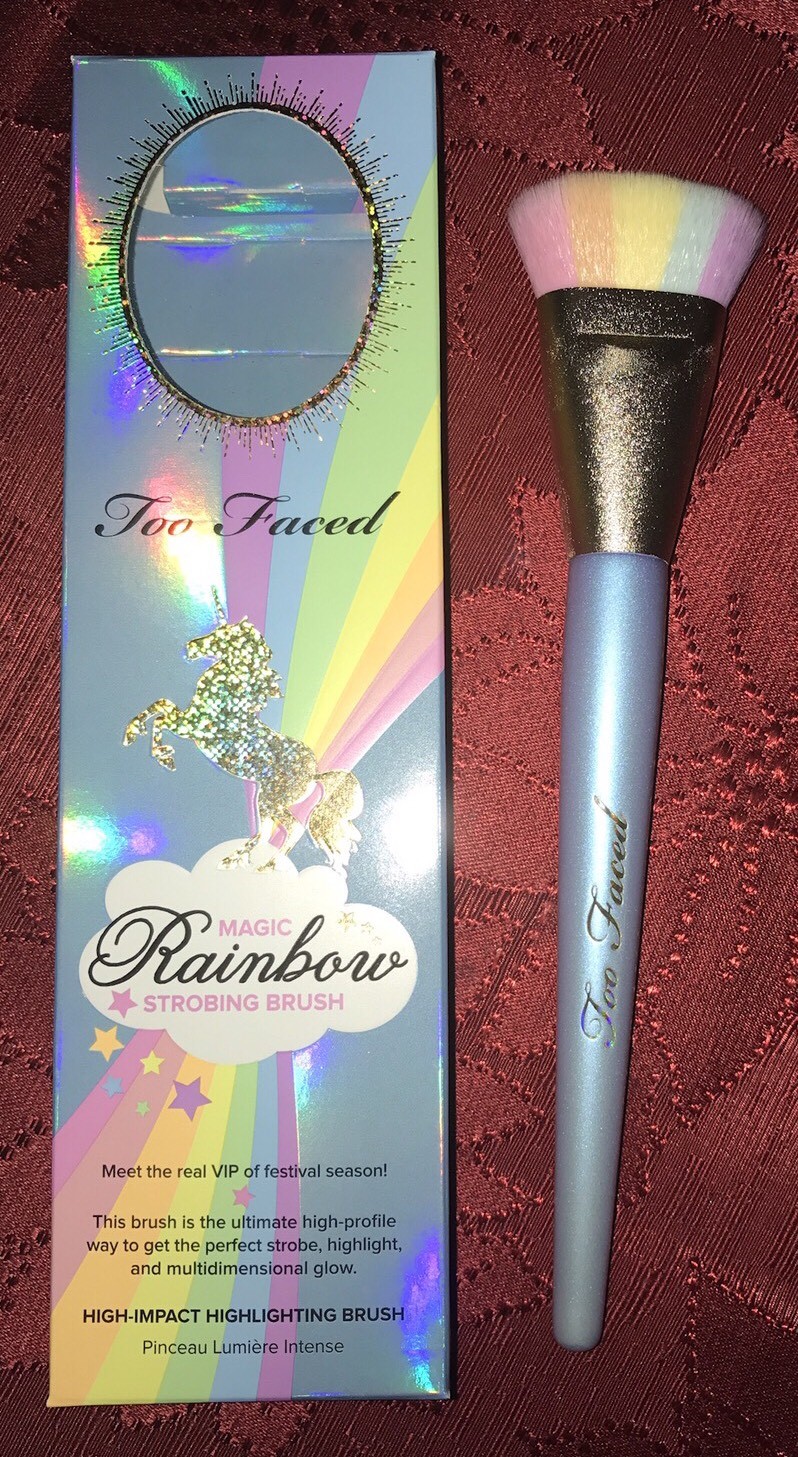 Too Faced MAGIC RAINBOW STROBING BRUSH HIGH-IMPACT HIGHLIGHTING BRUSH 
