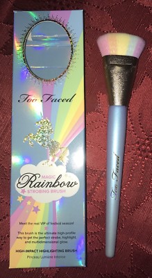 Too Faced MAGIC RAINBOW STROBING BRUSH HIGH-IMPACT HIGHLIGHTING BRUSH 