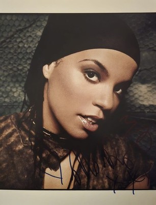 MS DYNAMITE   signed 20x25 cm  Autogramm In Person