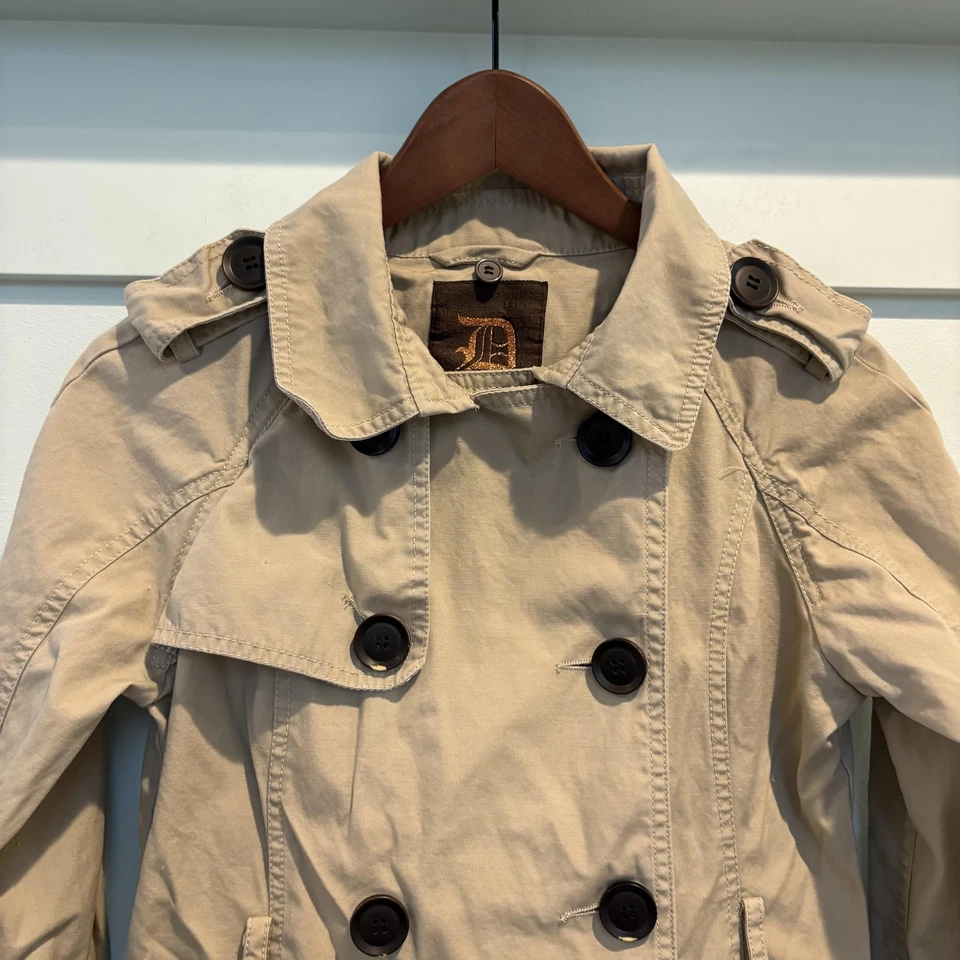 Chaqueta para casa de muñecas para mujer color tostado medio doble pecho trinchera charretera utilitaria Foto 3 de 4