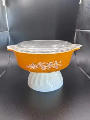 Vintage Pyrex Butterfly Gold 500 ml casserole dish with lid