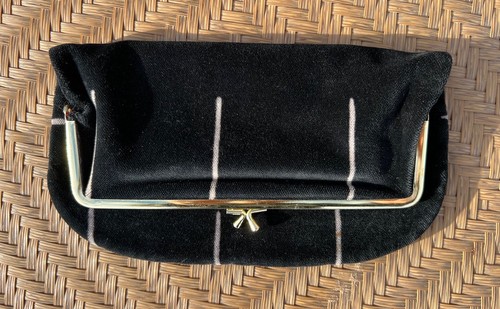 MARIMEKKO SUOMI-FINLAND FOLD OVER BLACK VELVET CLUTCH PURSE KISSLOCK