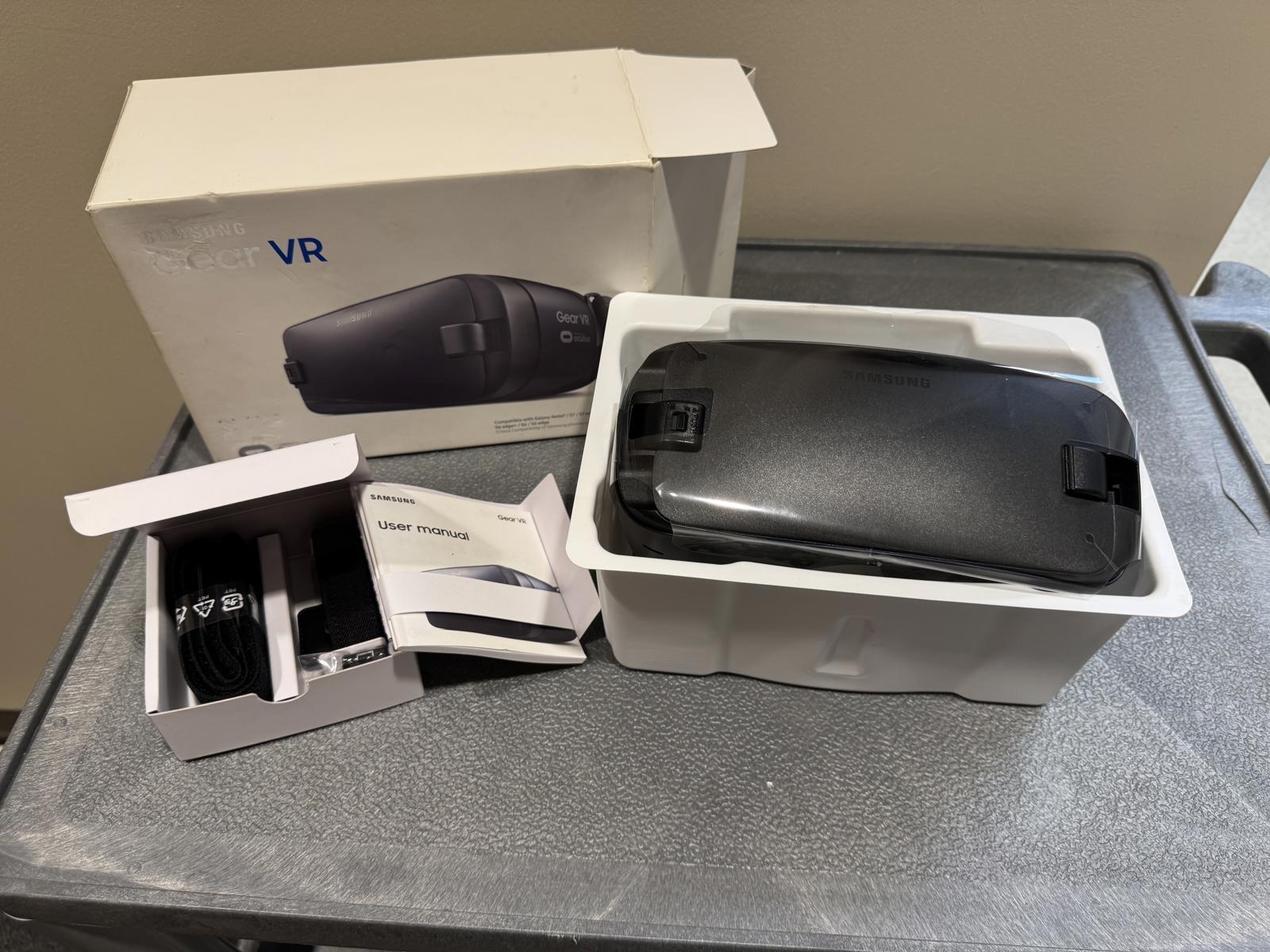 Samsung Gear VR Virtual Reality Headset - Complete Set with Box and Accessories-image