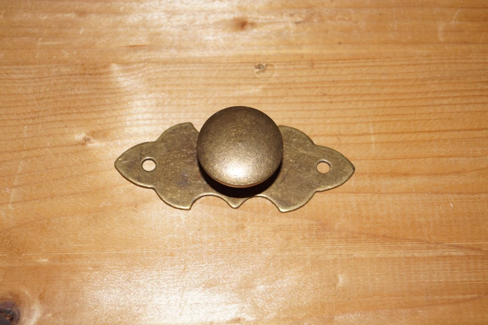 Möbelknopf mit Schild, Oberfläche Messing-Antik
