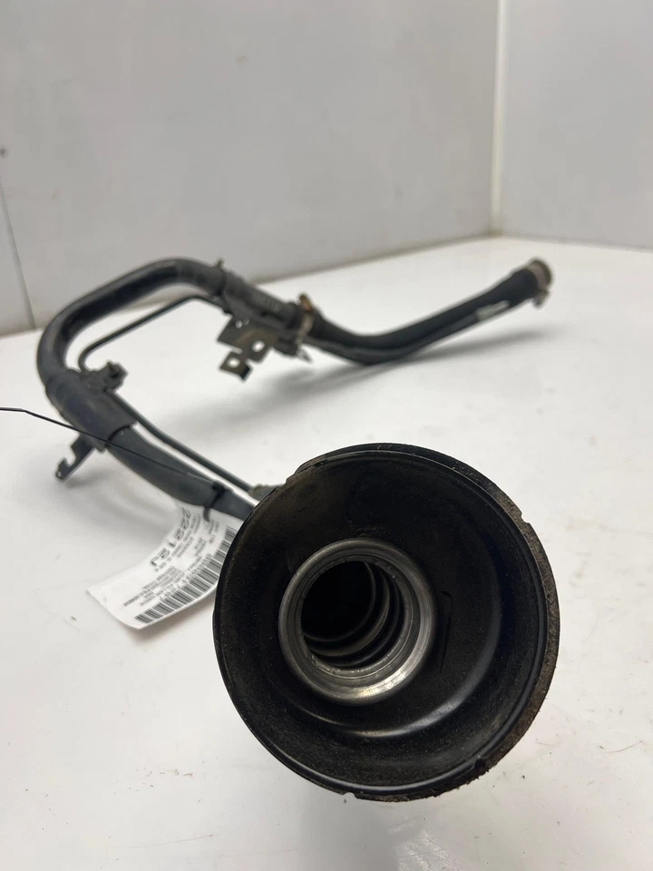 Nissan Versa Note 2014-2019 montaje de cuello de llenado de combustible OEM 172203VZ1A Foto 2 de 4