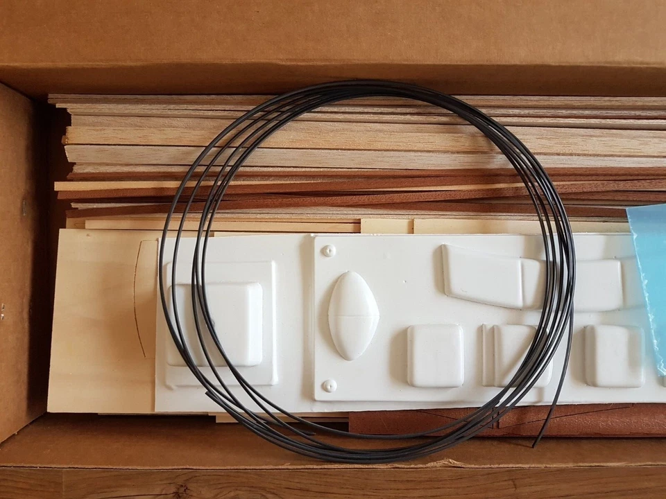 Dumas 1/12  36"  1954 36'  Chris - Craft Commander Express Cruiser #1244  NEW - Image 3 of 4