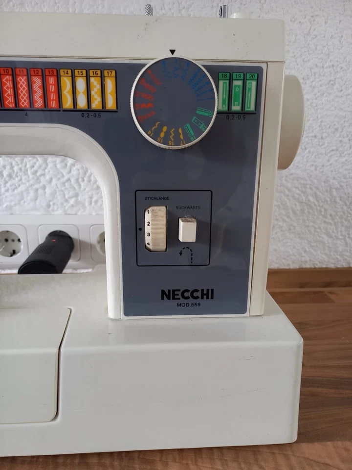 Sewing Machine NECCHI 559 - 60W Motor - Made in Italy - With Accessories Vintage - Image 4 of 4