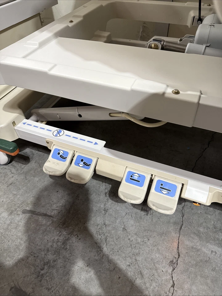 Cama de hospital Hill-rom Versacare P3200 + colchón Foto 4 de 4