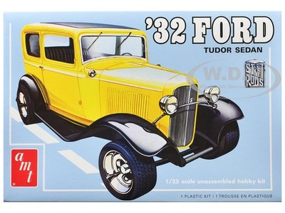 SKILL 2 MODEL KIT 1932 FORD TUDOR SEDAN 1/25 SCALE MODEL CAR BY AMT AMT1414