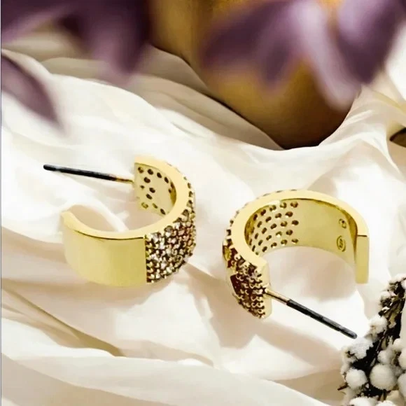 Mini brincos de argola folheados a metal precioso Michael Kors logotipo pavê. - Imagem 4 de 4