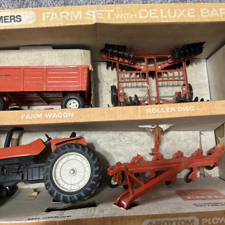 Allis Chalmers Farm Set With Deluxe Barn New Old Stock Disc Plow, Plow, Wagon - Image 4 of 4