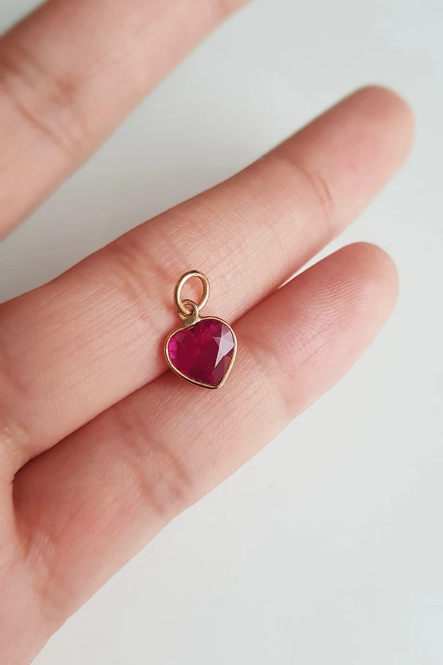 Collar hecho a mano colgante de piedras preciosas naturales con dije de rubí rojo corazón oro macizo de 18k Foto 4 de 4