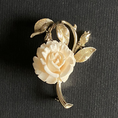 Fantasie Brosche Metall vergoldet und rosa weiße Blume geschnitzt Vintage signiert Lisner