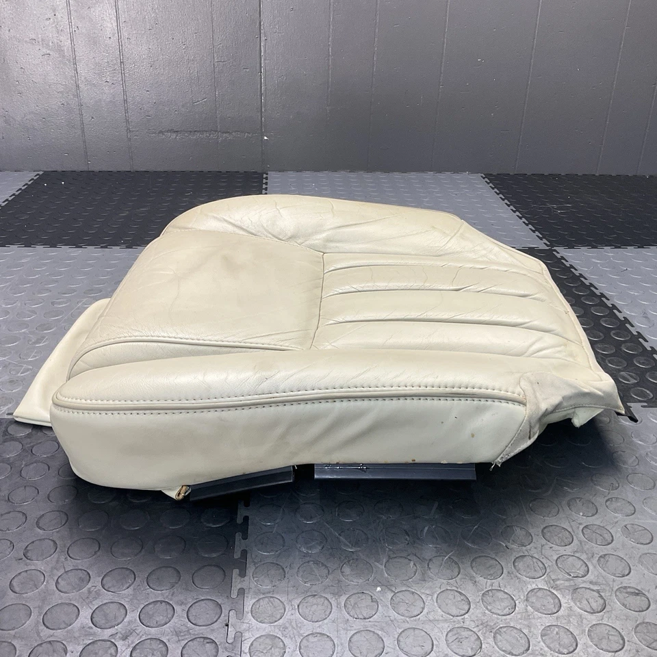 2008-2014 沃尔沃 XC90 右前乘客侧下座垫 原始设备制造商 — 第 4/4 张图片