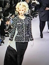 CHANEL BOUTIQUE 1995A MUSEUM TWEED BLACK JACKET ECRU TWEED DOTS CC BUTTONS 40-38