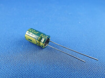 2x Elko 820uF (µF), 6,3V Low ESR, radial
