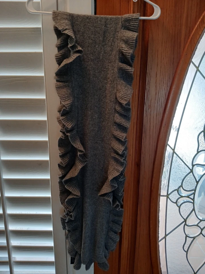 Bufanda exclusiva de mezcla de cachemir con volantes grises C by Bloomingdales NUEVA CON ETIQUETA ~ AGOTADA Foto 2 de 4