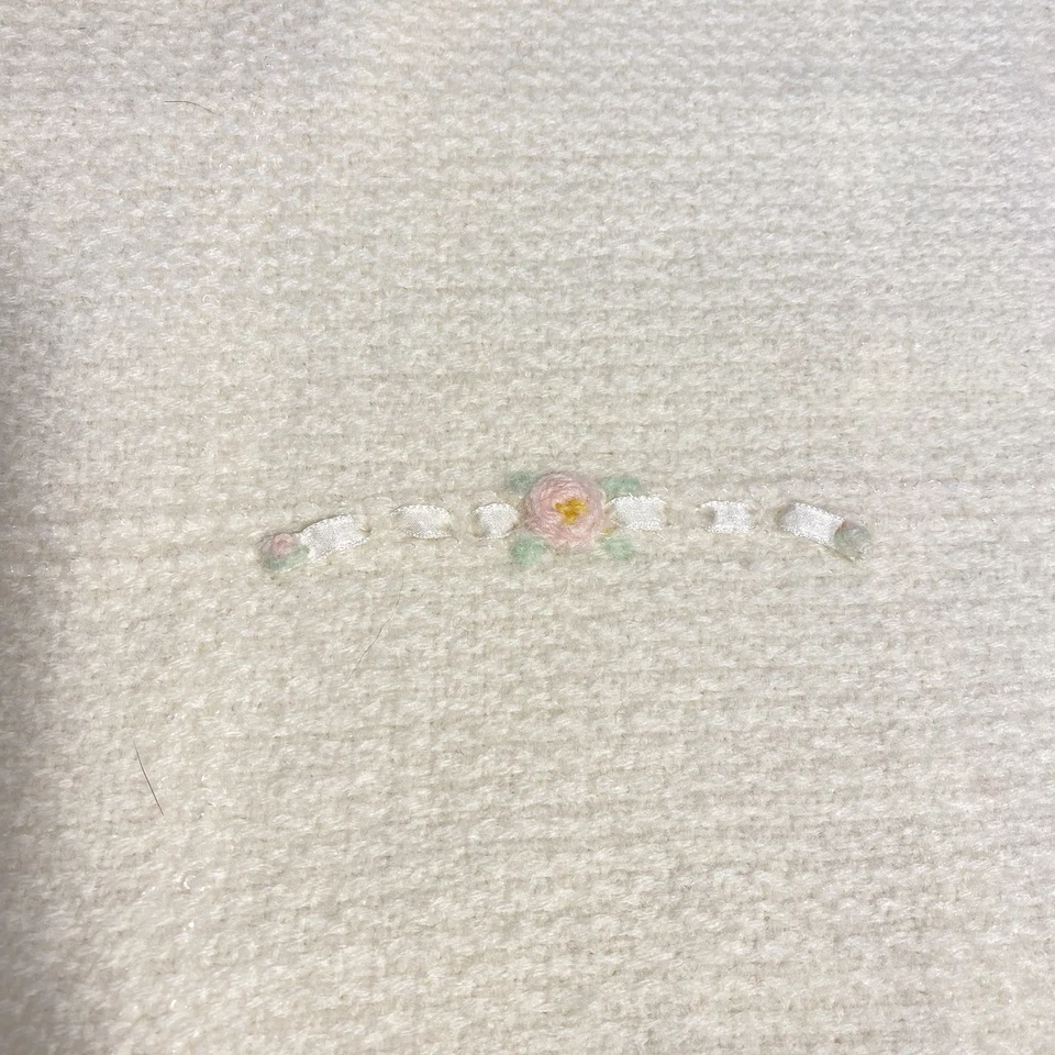 Manta bebé Churchill tejida a mano vintage lana crema con 3 rosas rosadas Foto 2 de 4