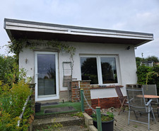 Gartenlaube / Tinyhaus  mit sch&ouml;nem Garten  und Blick  auf einen See