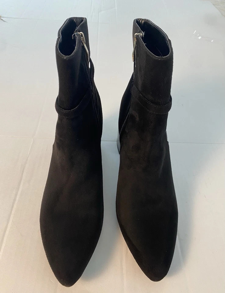 Botas de espuma viscoelástica Liz Claiborne para mujer 11M negras gamuza detalles dorados tacón bloque Foto 2 de 4
