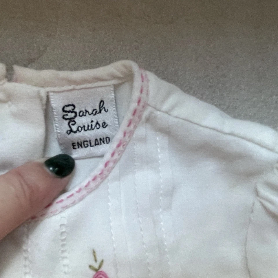 Vestido Sarah Louise Inglaterra Meninas 18 Mos Branco Mão Batida Floral Império Cintura - Imagem 3 de 4