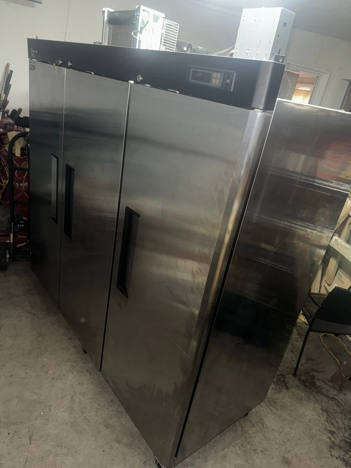 Nuevo refrigerador comercial de alcance diseñado para establecimientos de servicio de alimentos Foto 2 de 3