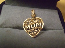 14K Yellow Gold Ladies "MOM" Heart Pendant Charm   0.7 grams