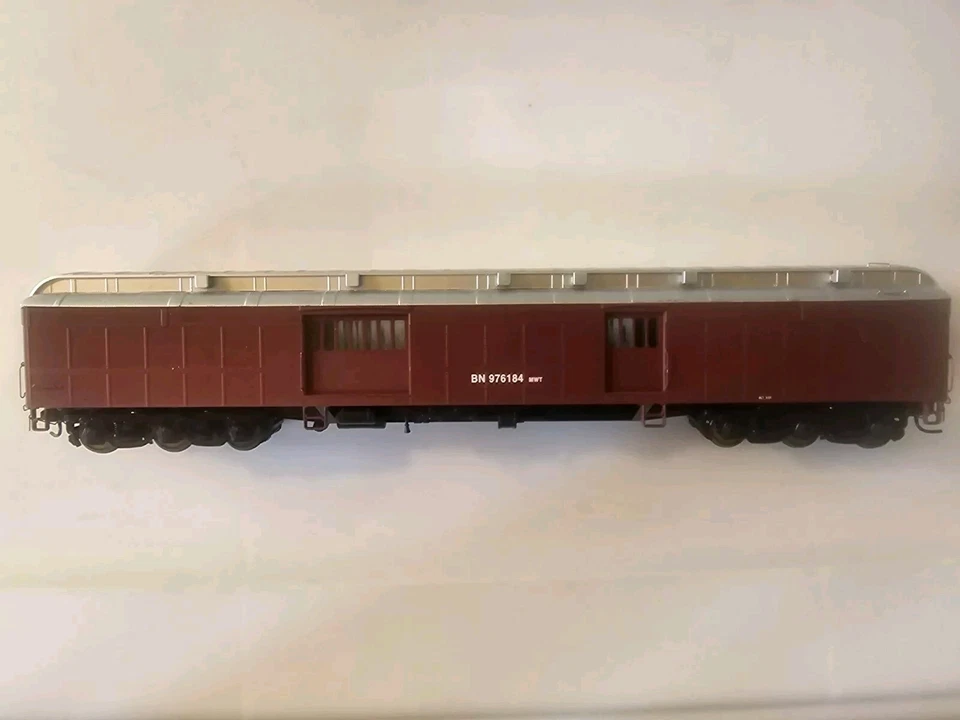 WALTHERS HO 932-10528 BN MAINTENANCE OF WAY HWT BAGGAGE CAR - Image 2 of 4