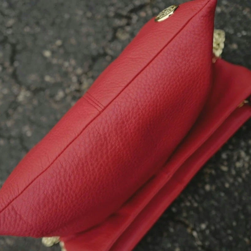 Bolso de hombro Vince Camuto con tachuelas | Bolso sin asas de fiesta Rockstud Y2K | Rojo navideño Foto 4 de 4