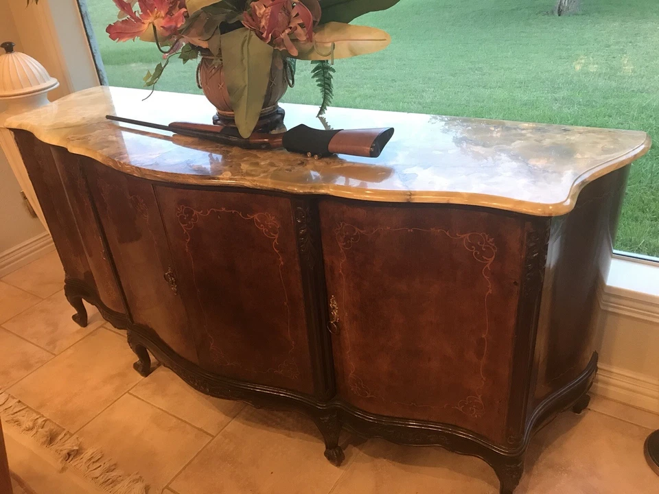 Antiguo buffet estilo español con tapa de ónix verde Foto 4 de 4