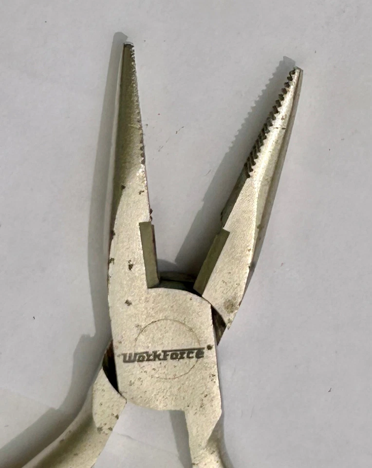 Alicates de corte laterales de nariz larga Workforce de 5" con mordazas dentadas Foto 4 de 4
