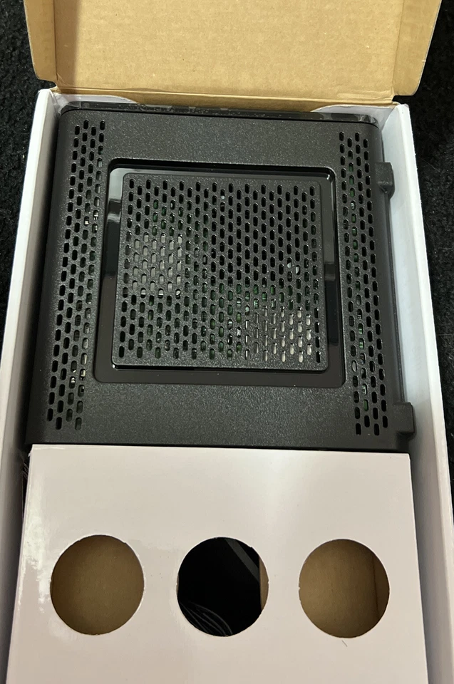 ARRIS SURFboard SBG10 DOCSIS 3.0 16x4 Gigabit Cable Modem & AC1600 Wi-Fi Router - Image 2 of 2