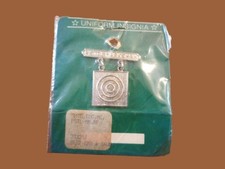 US MARINE CORPS PISTOL MARKSMAN QUALIFICATION BADGE USA MADE NEW ON CARD VINTAGE