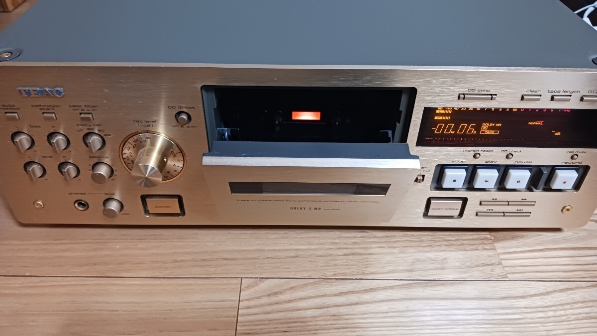 TEAC V-6030S High End 3-Head Dual Dolby Cassette Deck Power on