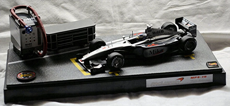 Mclaren MP4-15 #1 Mika Häkkinnen 2000 + Boxenstop Launch Edition 1:24 Hot Wheels - Image 4 of 4