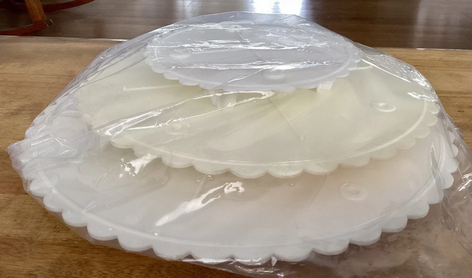 Set of 3 VTG Wilton Graduated Round Scalloped Cake Plates, Off-White Plastic - Image 4 of 4