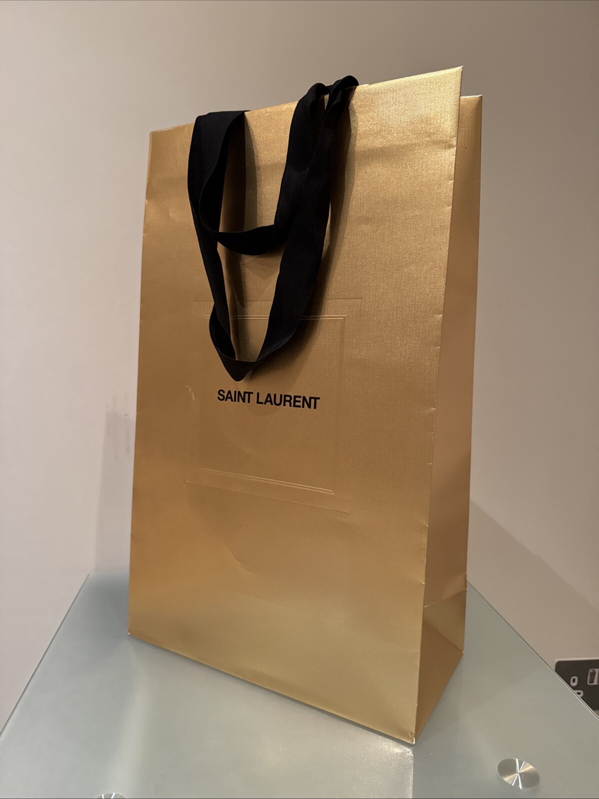 Saint Laurent Borsa Porta Carta Oro con Manici Neri (52x32x15cm)