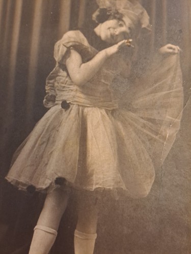 Foto 1923 kleines Mädchen Ballettschuhe Kopf geneigt Blumen Kleid Bühnengrab - Bild 3 von 9